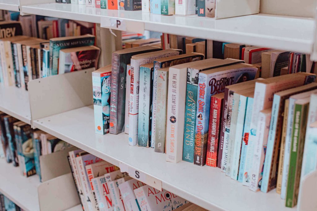 So many people say that they don't have time to read. But some of the busiest and most successful people in the world are avid readers. So how do they make time for it? Here's how to make time to read more!